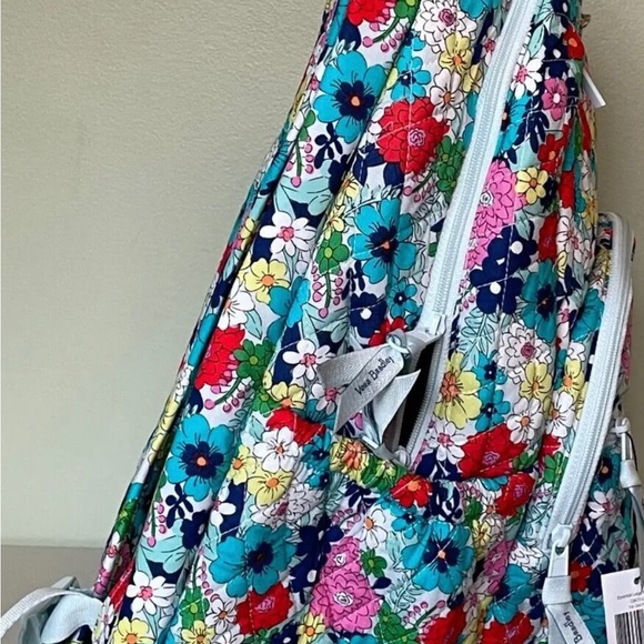 Brand New Vera Bradley Essential Large Backpack in Far Out Floral design - Picture 2 of 7